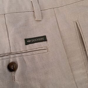 Dockers mens size w36 L32 washable  relaxed fit. Kaki color.  Dress pant.